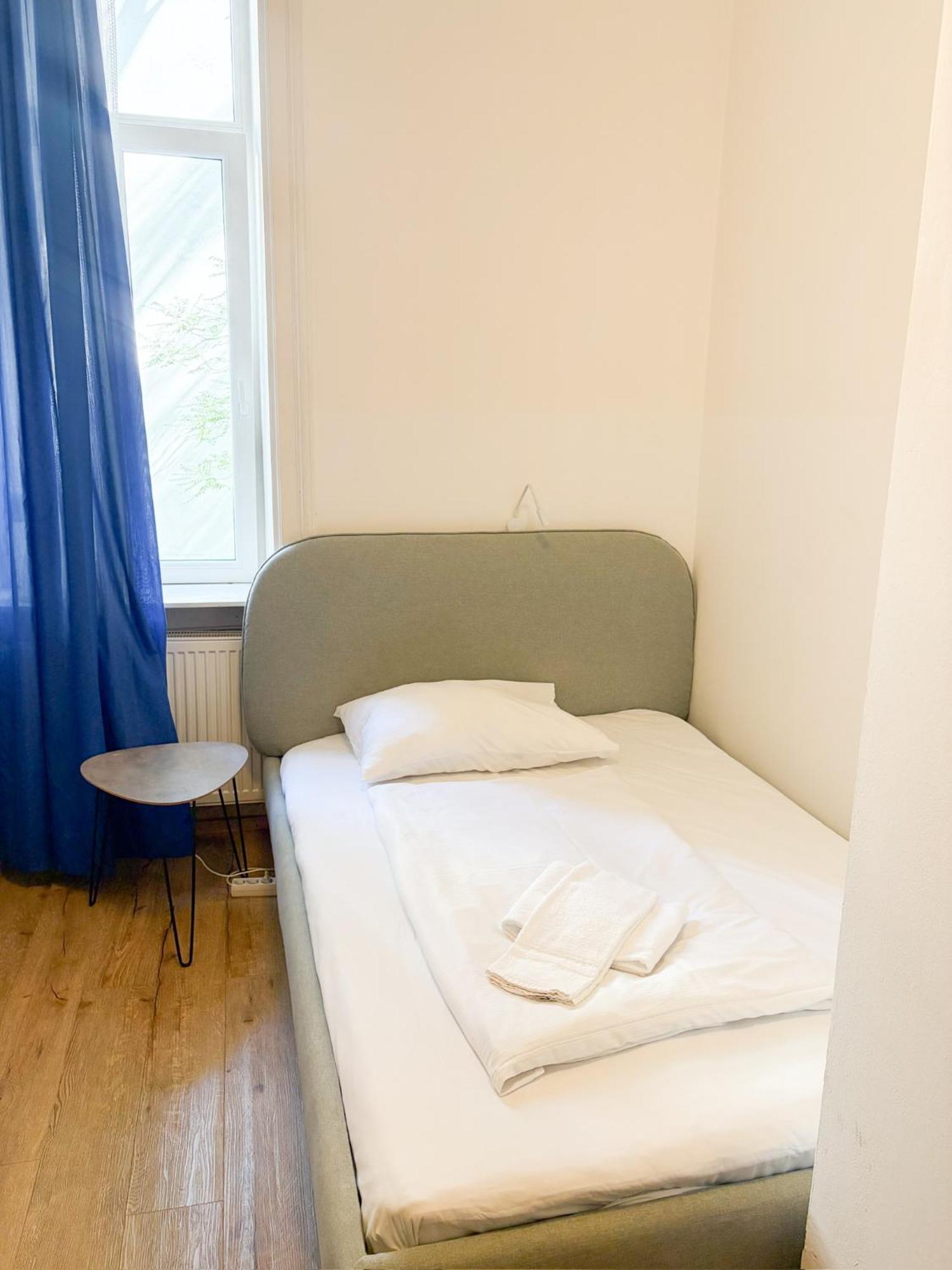 Single Room- Queensize